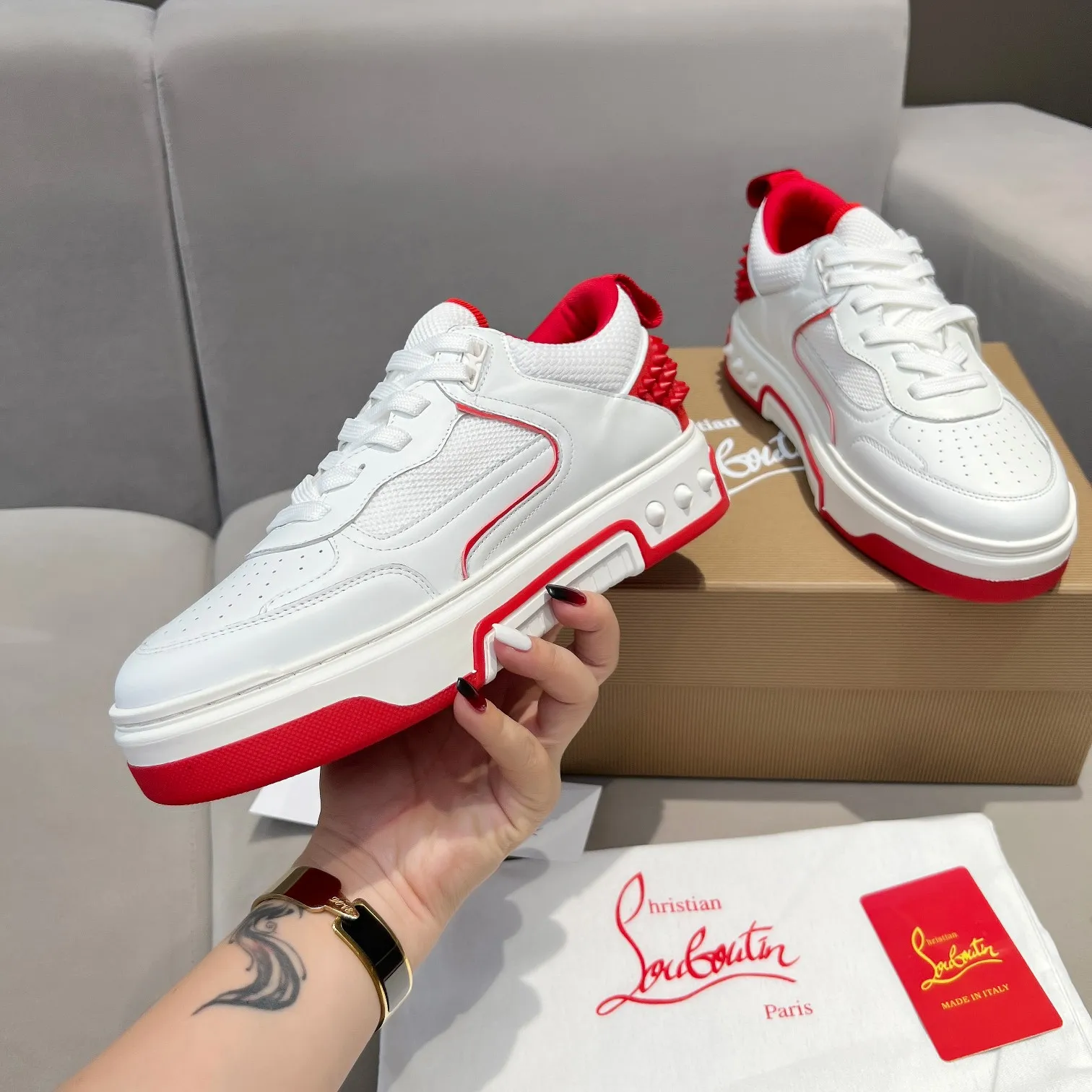 Men's shoes 💰700 🌹🌹🌹̋ Wang Junkai Yang Mi Xu Kai Zhang Jingyi Ding Chengxin Chen Muchi Wang Ziyi Same style Christian Louboutin 2024 [New product] ASTROLOUBI unisex thick-soled sports shoes red-soled shoes perfectly integrate fashion and sports, The fabrics are made of luxurious calfskin, soft suede, smooth satin and laminated leather, and the back is decorated with classic rivets. The interior is blended with a knitted tongue for added durability, breathability and quick-drying comfort. The outsole is made of a combination of EVA foam and imported rubber, and the colorful CL iconic letters on the side of the outsole show the brand's unique style. It is a ceiling-level comfortable skate shoe! ! ! Available in multiple colors, women’s sizes 35–40, men’s sizes 39–45